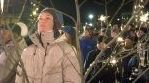 Rauni katselee uuden vuoden ilotulitusta Jaakon torilla