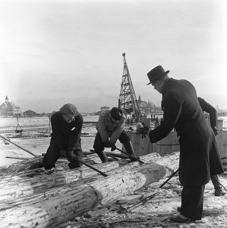 Tukkien uiton ääniä tallennetaan Yleisradion toimesta 1930-luvulla.