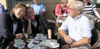 David DQ Lee sekä Kaarina ja Risto Siirilä kahvilla Esplanadilla. Kuva: Kaisa Erola/YLE.