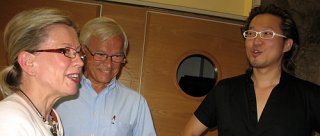 David ja suomalaiset vanhemmat Katariina ja Risto Siirilä. Kuva: Kaisa Erola/YLE.