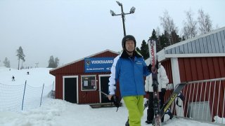 mies sukset kädessä