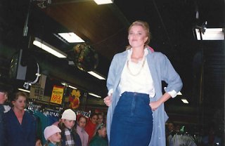 Miss Suomi 1987 Outi Tanhuanpää farkkuhameessa