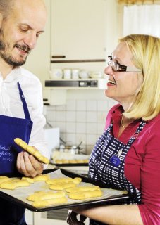 Huippukokki Hans Välimäki opetteli Anna-Liisa Tikkasen johdolla lappilaisten kampanisujen leipomista.