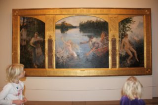 Tytöt ihmettelevät Aino-triptyykkiä Ateneumissa 