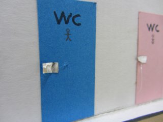 WC:t pojille ja tytöille. Nämä ovat lasten vessat, aikuisille on omansa toisaalla. Joosua.
