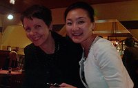 Tv-tuottaja Marjo Mäkinen ja mezzosopraano Zhuo Zhang Juttutuvassa. Kuva: Kaisa Erola/YLE.