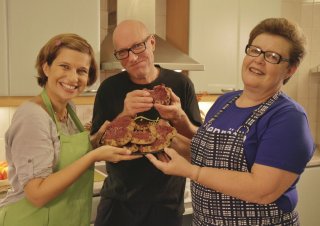 Riina Malhotra ja Markus Maulavirta opettelivat rönttösten leipomista Pirjo Määtän johdolla.