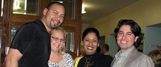 Basso Kevin Thompson, toimistosihteeri Anna Lyytinen-Sunell, sopraano Kishani Jayasinghe ja kontratenori Jose Alvarez. Kuva: Kaisa Erola/YLE.