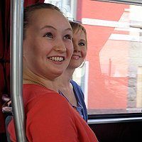 Yulia Riikka Holopaisen haastattelussa raitiovaunussa 10.8. Kuva: Kaisa Erola/YLE