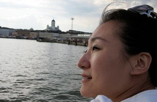 Kiinalainen sopraano Zhuo Zhang palaamassa Suomenlinnasta kesäiltana. Kuva: Kaisa Erola/YLE.