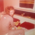 "Todisteita siitä, miten isit ovat osallistuneet hienosti lastenhoitoon jo silloin eli aamuinen vaipanvaihto menossa " Vuodelta 1977. Lähettänyt: Henna Salo.  Kuva palkittiin kuvakisan ensimmäisellä viikolla