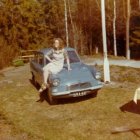 "Minä ja Anglia, Anglia ja minä - vuoden verran oli ajokortti ollut (1971). Isä ei ollut kitsas auton käytössä. Sain ajella asioilla likkojen kanssa, käydä tanssi- ja kesälomareissuilla. Anglia on vieläkin minulle se maailman paras auto - toive-kesäauto." Lähettänyt: Maisa Laine