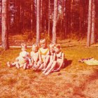 "Oheisessa kuvassa on näytillä bikinimuotia vuodelta 1976. Olikohan 70-luvullakin toisinaan kesäsää kolea, kun noin kylki kyljessä piti poseerata?" Lähettänyt: Sari Ripi