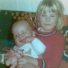 "Minä serkkuni sylissä. Ilmeisesti näen jotain mielenkiintoista. Kuva on vuodelta 1979." Lähettänyt: Mika Laitikas
