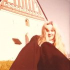 "Kuvassa Porvoon kirkon edustalla 1971 muotia leveälahkeiset housut", kirjoitti Anitta Castrén