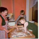 "Mummon ja isoveljen kanssa leipomassa joulupipareita kotona Jouluna 1978. Mummo on syntynyt vuonna 1913 ja täytti kesäkuussa 2013 sata vuotta ja elää yhä ja on henkisesti hyvässä voinnissa vaikka jalat ei enää kanna. Mutta leipomisen hän on jo jättänyt 15-20 vuotta sitten. Muistan aina lapsena, kun mummo leipoi varhain aamulla leipää meidän maalaistalon leivinuunissa ja se oli maailman parasta leipää. Äitini leipoo yhä leivät kotona, kun mummo opetti ja on parempaa kuin mikään kaupan leipä." Lähettänyt: To