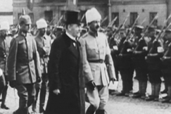 Kuva: Valkoisen armeijan voitonparaati Helsingiss� v. 1918. YLE kuvanauha.