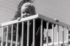 Kuva: Pieni lapsi leikkikeh�ss�. YLE kuvanauha.