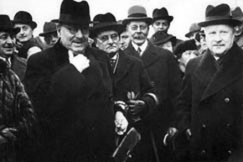 Kuva: Talvisotaa edelt�neet neuvottelut Suomen ja Neuvostoliiton v�lill�. Suomen valtuuskunta: J.K. Paasikivi, V�in� Tanner, V�in� Hakkila ja A.K. Cajander.
(1939)