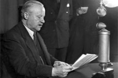 Kuva: Suomen kansa sai kuulla tiedon raskaasta rauhasta 13.3.1940 ulkoministeri Väinö Tannerin radiopuheen kautta.
YLE Kuva: Suomen kansa sai kuulla tiedon raskaasta rauhasta 13.3.1940 ulkoministeri Väinö Tannerin radiopuheen kautta.
YLE