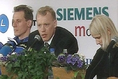 Kuva: Kari-Pekka Kyr�, Jari Isomets� ja h�nen vaimonsa Johanna tiedotustilaisuudessa. YLE kuvanauha.