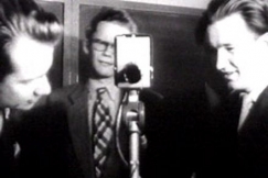 Kuva: Teekkarien tv-kameraa ihastellaan. YLE kuvanauha.