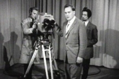 Kuva: Paavo Noponen tv-studiossa. YLE kuvanauha.