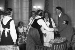 Kuva: Adolf Hitler tapaamassa suomalaisia naisvoimistelijoita (1936). Suomen Urheilumuseo.