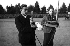 Kuva: Martti Jukola selostamassa urheilukilpailuja apunaan kannettava l�hetin ja l�hetysantenni. YLE.