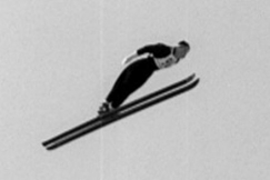 Kuva: Juhani Kärkinen hyppää. (1958) YLE kuvanauha. Kuva: Juhani Kärkinen hyppää. (1958) YLE kuvanauha.