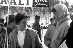 Kuva: Sonja Edstr�m Salpaussel�ll�. (1956)
YLE kuvanauha.