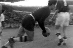 Kuva: Hajdukin maalivahti Vladimir Beara toimessa. YLE kuvanauha.