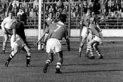 Kuva: Jalkapallomaaottelu Suomi-Tanska vuonna 1954. YLE kuvanauha.