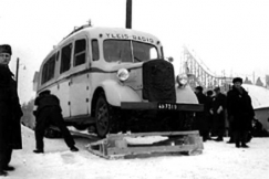 Kuva: YLEn ��nitysauto
Lahden Salpaussel�ll�.
(1938)
YLE