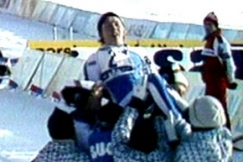 Kuva: Helena Takaloa kannetaan kultatuolissa. (1978) YLE kuvanauha.
YLE