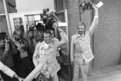 Kuva: Juoksijat Lasse Vir�n ja Pekka Vasala saapuvat Suomeen M�nchenin olympialaisista. (1972) Pressfoto.