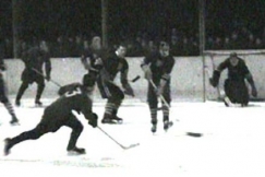 Kuva: Neuvostoliiton j��kiekkojoukkue hy�kk�� Suomen maalilla. YLE kuvanauha.