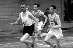 Kuva: Ilmari Salminen, Helge Per�l� ja Taisto M�ki Oulun juhannusjuoksussa vuonna 1946. YLE kuvanauha.