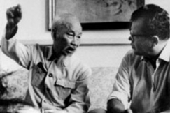 Kuva: Olavi Laine haastattelee Ho T�i Minhi�. (1966) YLE kuvanauha.