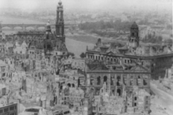 Kuva: Dresden. Suurin osa Dresdeni� tuhoutui helmikuun 1945 pommituksissa. YLE Valokuva-arkisto.