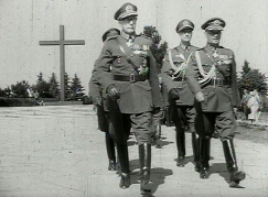 Kuva: Kunniak�ynti ja seppeltenlasku 
Mannerheimin haudalla Hietaniemen hautausmaalla.
(1961). Lii-Filmi Oy / YLE.