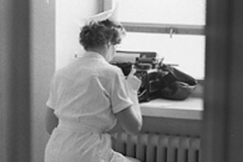 Kuva: Sairaanhoitaja
kirjoitust�iss�.
(1966)
Kalle Kultala.