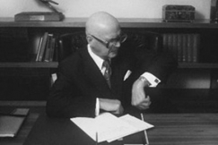 Kuva: Presidentti Urho Kekkonen 
ty�p�yt�ns� ��ress�.
(1970)
Kalle Kultala