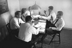 Kuva: SDP:n puoluetoimiston v�ke�
p�yd�n ��ress�,
mm. Kaarlo Pitsinki ja Pauli Burman.
(1960-luku)
Kalle Kultala