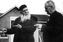 Kuva: Kirjailija Frans Eemil Sillanp�� i kotitalonsa pihalla.
Kalle Kultala. (1950-luku) Eino Nurmi.