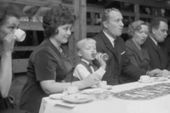 Kuva: Osuuskauppajuhlat.
Coca-Cola -tarjoilua.
(1950-luku)
Kalle Kultala.