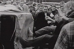 Kuva: Nuoret potkivat nurin k��nnetty� autoa. (1969) YLE kuvanauha.