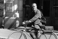 Kuva: Eero Saarenheimo 
Yleisradion radiotalon edess� 
Fabianinkadulla. 
(1959)
Aarne Pietinen
YLE -Kuvapalvelu