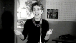 Kuva: Siw Malmkvist laulaa Radio Nordin studiossa (1961). Yle kuvanauha.