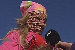 Kuva: Nuori Lordi-fani Kauppatorilla. YLE kuvanauha.